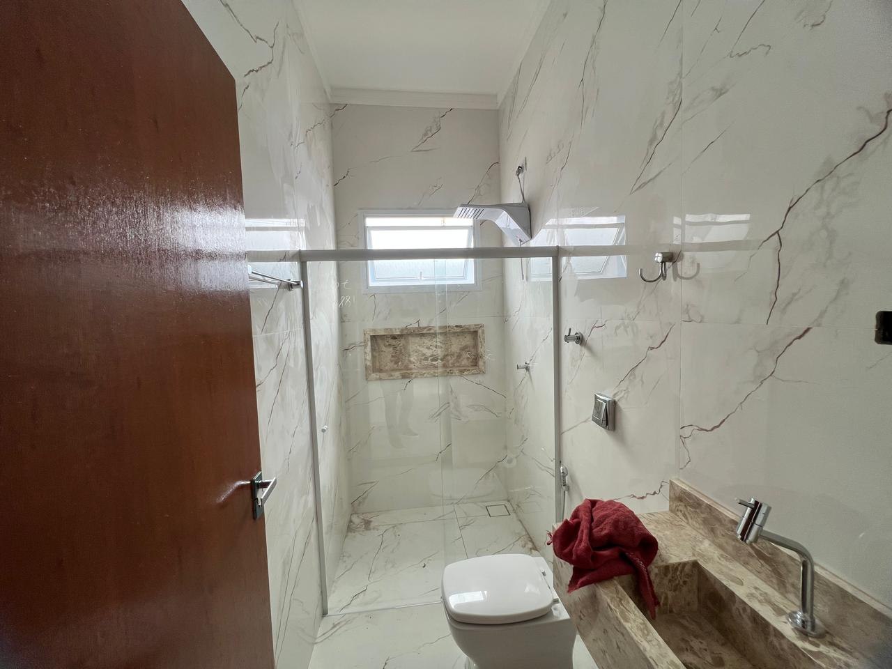 Banheiro de suíte entregue, com box amplo, nicho em pedra e bancada em mármore